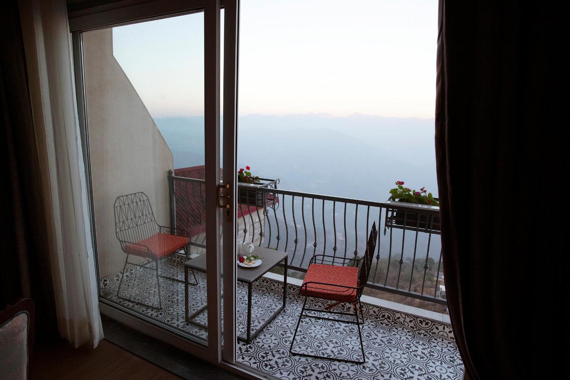 Astra Resort And Caffe Kasauli Esterno foto